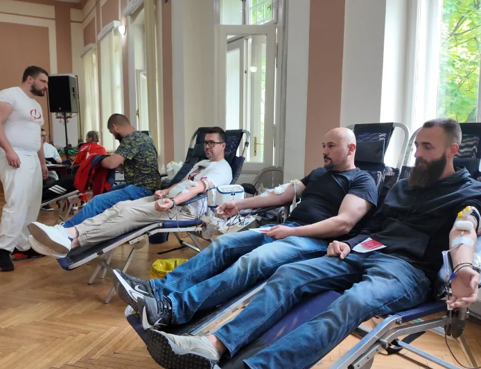 Građani  daju krv za teško povređenog mladića