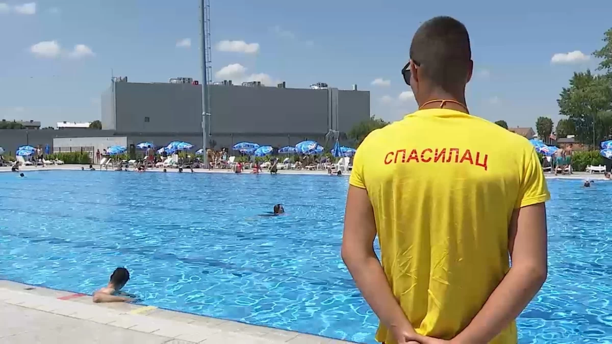 Na Gradskon bazenu anagažovano 15 spasilaca 