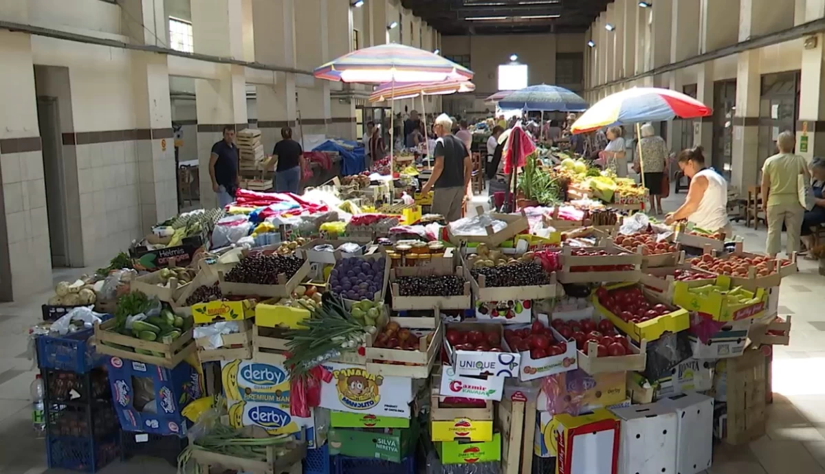 Paradajz od 150 do 300 dinara, trešnje 300
