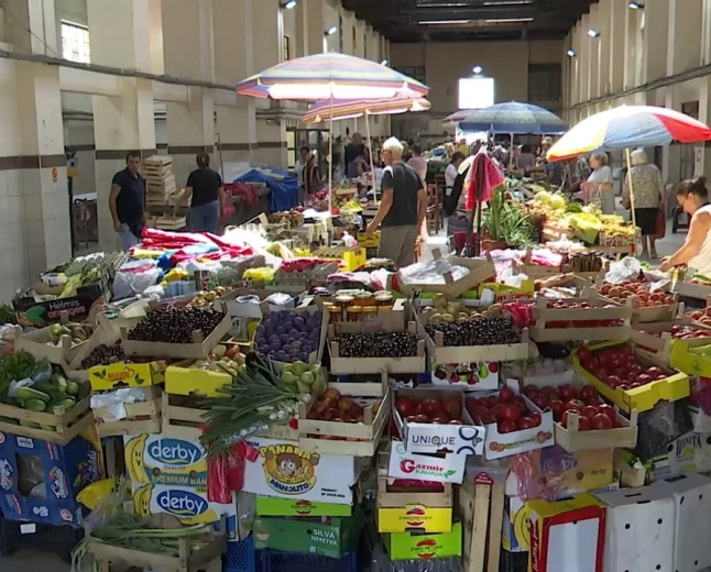 Paradajz od 150 do 300 dinara, trešnje 300