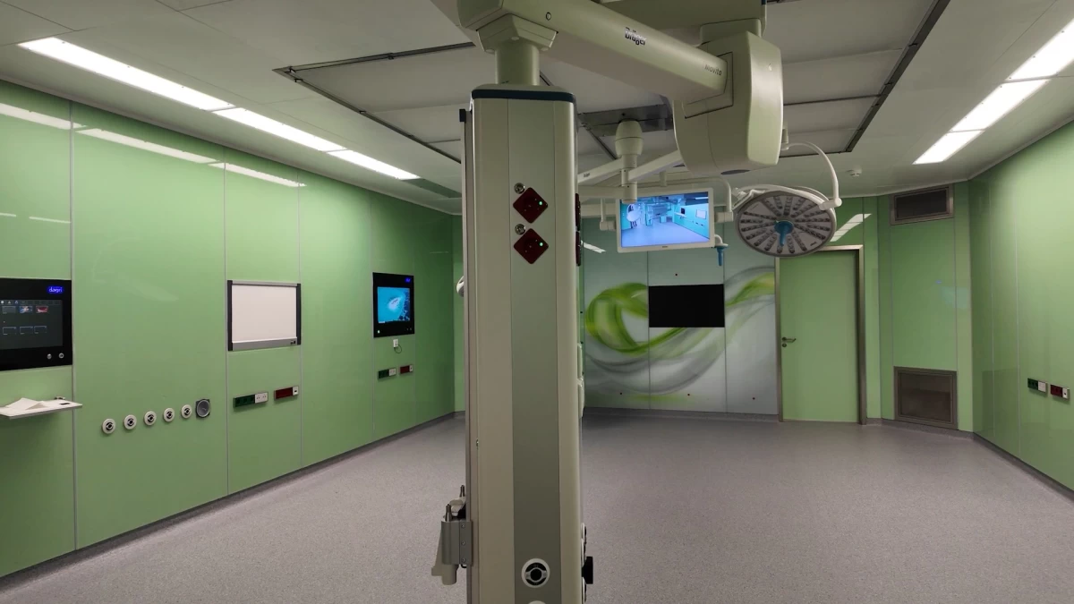 Klinički centar Srbije poseduje 34 opremljene sale 