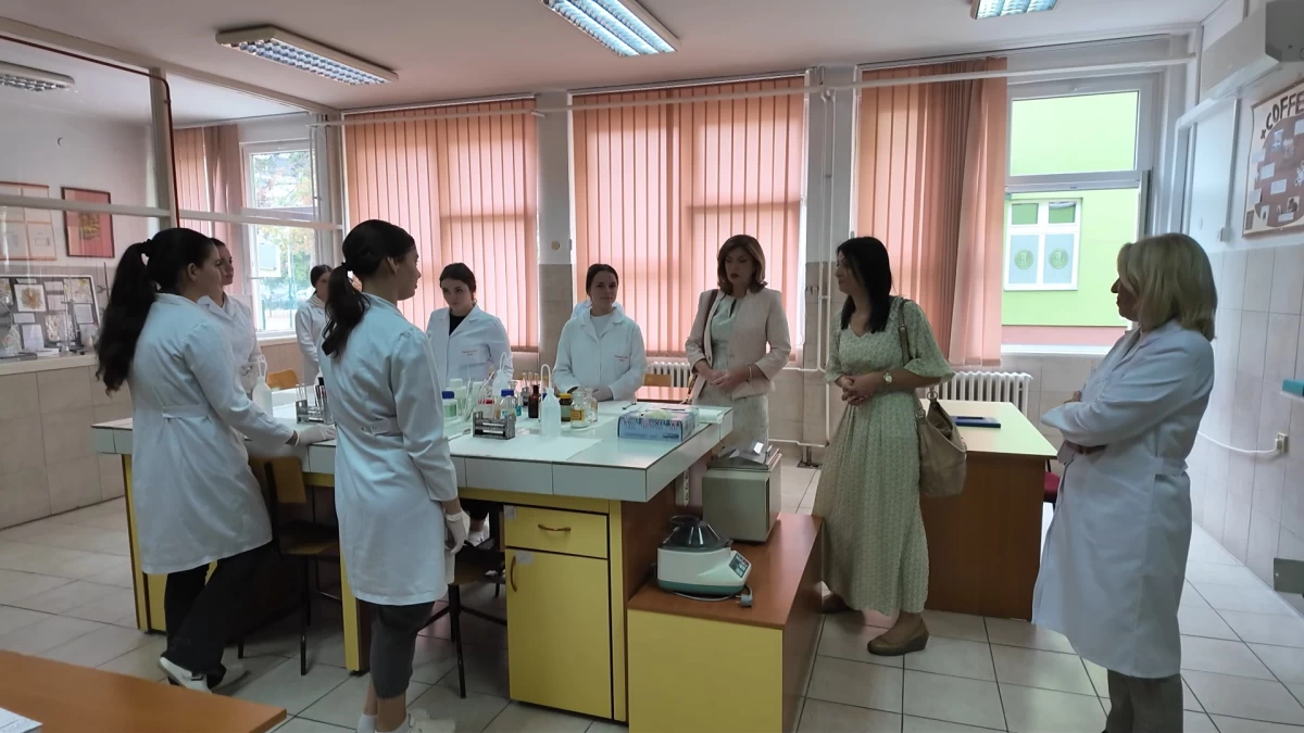 Pomoćnica ministra Danka Nešović posetila Medicinsku školu „Dr Andra Jovanović” u Šapcu