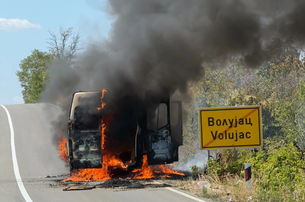 Zapalio se kombi u pokretu 