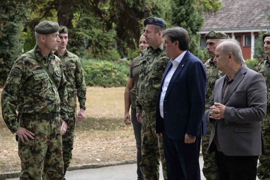 Ministrar Gašić posetio kasarnu "Cerski junaci" u Šapcu 
