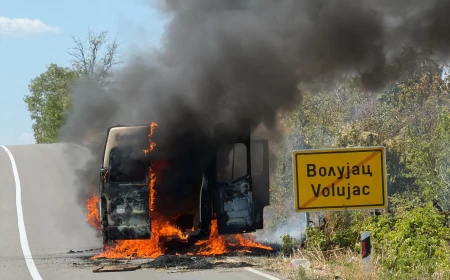 Zapalio se kombi u pokretu 