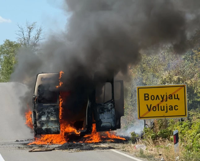 Zapalio se kombi u pokretu 