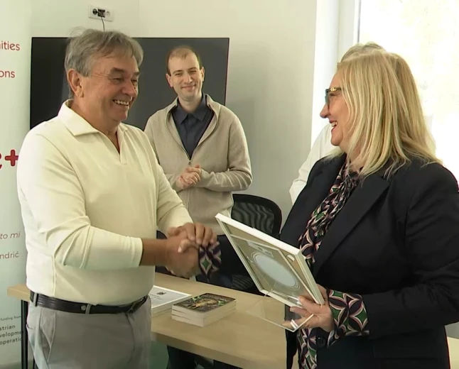 Zahvalnica za doprinos unapređenju položaja starijih sugrađana uručena televiziji As